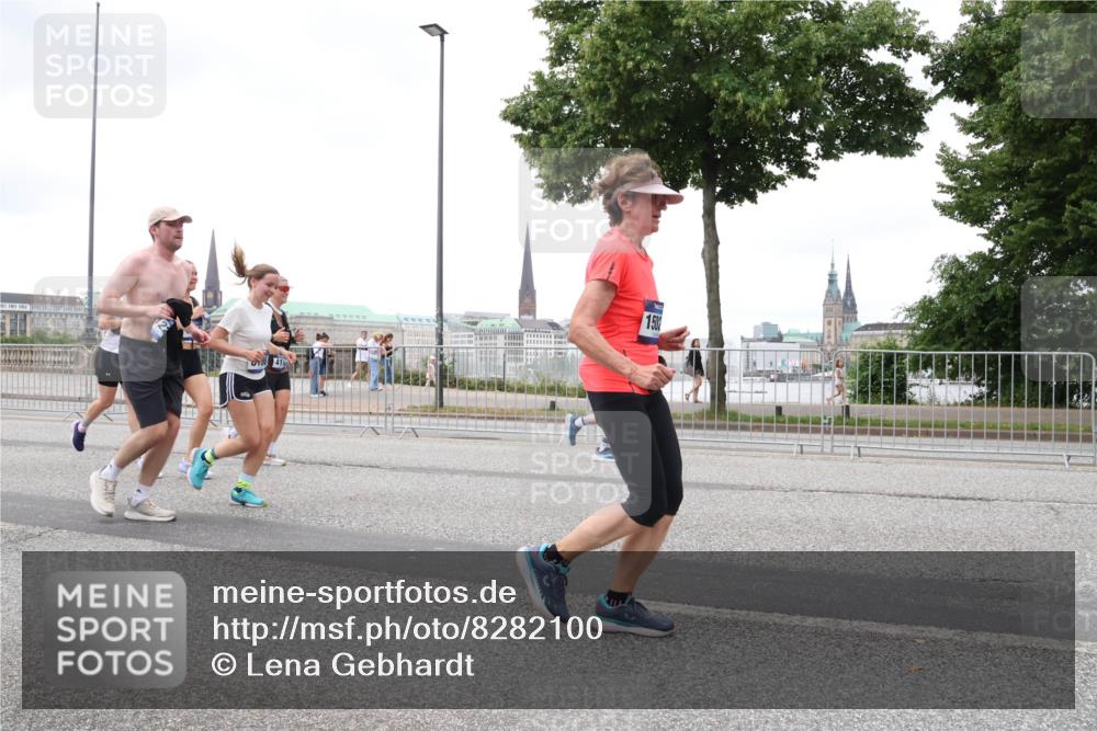29.06.2025 - hella hamburg halbmarathon Lena Gebhardt http://msf.ph/oto/8282100 29.06.2025 10:55:03 Lombardsbrücke 1502, 1013, 1198, 2084, 2090, 2452, 2566, 2586, 2632, 3002, 3157, 3274, 3577, 4039, 4191, 4192, 4628, 5040, 5392, 5500, 5727, 5882, 6395, 6396, 6839, 6944, 6982, 7219, 7238, 7766, 8012, 8186, 8403, 8519, 9521, 9596, 10109, 10331, 10458, 10471, 10686, 11033, 11226, 11287, 11567, 11569, 11737, 11788, 11908, 12147, 12148, 12240, 12268, 12270, 13098, 13230, 13272, 13283, 13548, 13944, 13945, 13979, 13980, 14515, 15152, 15160 meine-sportfotos.de