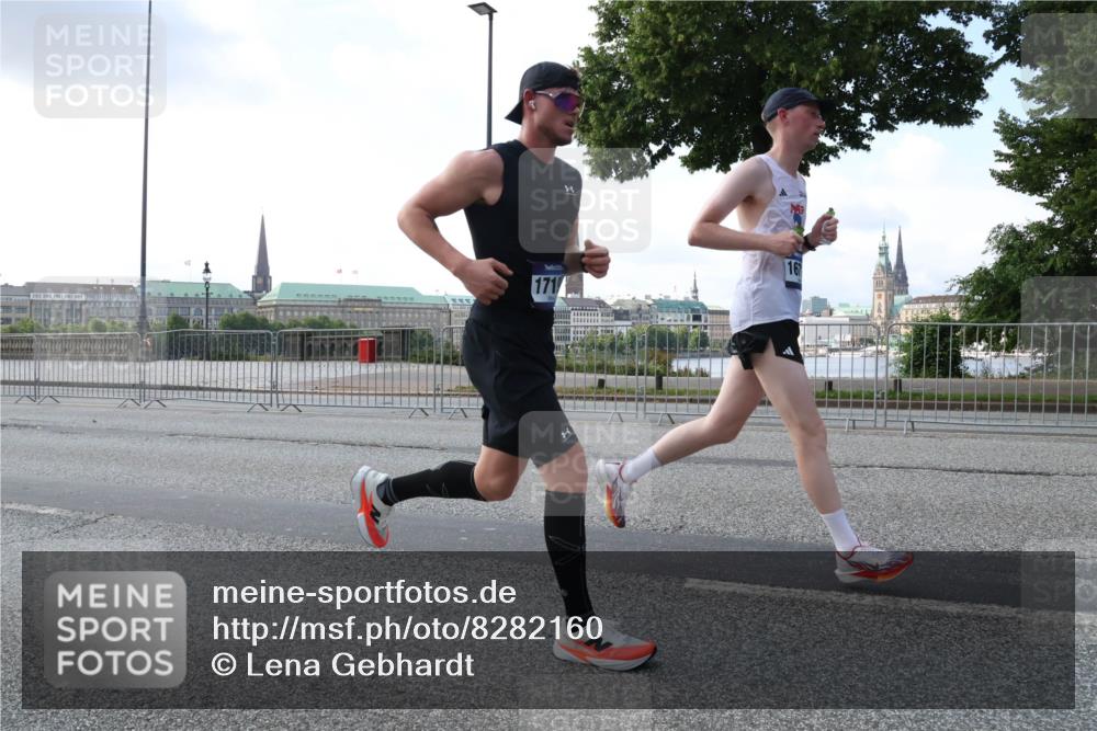 29.06.2025 - hella hamburg halbmarathon Lena Gebhardt http://msf.ph/oto/8282160 29.06.2025 09:45:39 Lombardsbrücke 171, 57, 1080, 1686, 1707, 1758, 1894, 1990, 2689, 2746, 3043, 4050, 4129, 4679, 4698, 4749, 5070, 5187, 5328, 5550, 5746, 5826, 6358, 6781, 6878, 7272, 7389, 7481, 7651, 7723, 7880, 7965, 8190, 8209, 8883, 9137, 9381, 9571, 9634, 10017, 10171, 10270, 10484, 10876, 11120, 11413, 11857, 12049, 12232, 12234, 12308, 12595, 12691, 12988, 13066, 13167, 13343, 13618, 13686, 13754, 14028, 14167, 14289, 15672, 16157, 16818 meine-sportfotos.de
