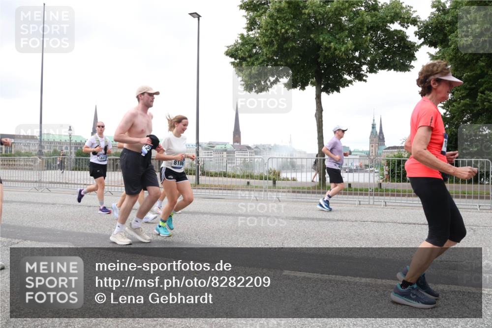 29.06.2025 - hella hamburg halbmarathon Lena Gebhardt http://msf.ph/oto/8282209 29.06.2025 10:55:03 Lombardsbrücke 18372, 8186, 1013, 1198, 2084, 2090, 2452, 2566, 2586, 2632, 3002, 3157, 3274, 3577, 4039, 4191, 4192, 4628, 5040, 5392, 5500, 5727, 5882, 6395, 6396, 6839, 6944, 6982, 7219, 7238, 7766, 8012, 8186, 8403, 8519, 9521, 9596, 10109, 10331, 10458, 10471, 10686, 11033, 11226, 11287, 11567, 11569, 11737, 11788, 11908, 12147, 12148, 12240, 12268, 12270, 13098, 13230, 13272, 13283, 13548, 13944, 13945, 13979, 13980, 14515, 15152, 15160 meine-sportfotos.de