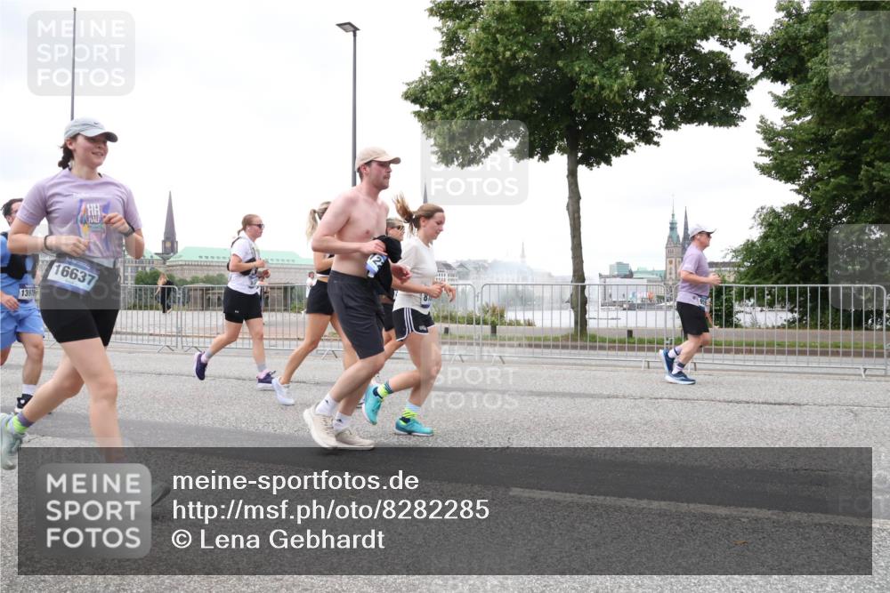 29.06.2025 - hella hamburg halbmarathon Lena Gebhardt http://msf.ph/oto/8282285 29.06.2025 10:55:03 Lombardsbrücke 13979, 16637, 1013, 1198, 2084, 2090, 2452, 2566, 2586, 2632, 3002, 3157, 3274, 3577, 4039, 4191, 4192, 4628, 5040, 5392, 5500, 5727, 5882, 6395, 6396, 6839, 6944, 6982, 7219, 7238, 7766, 8012, 8186, 8403, 8519, 9521, 9596, 10109, 10331, 10458, 10471, 10686, 11033, 11226, 11287, 11567, 11569, 11737, 11788, 11908, 12147, 12148, 12240, 12268, 12270, 13098, 13230, 13272, 13283, 13548, 13944, 13945, 13979, 13980, 14515, 15152, 15160 meine-sportfotos.de