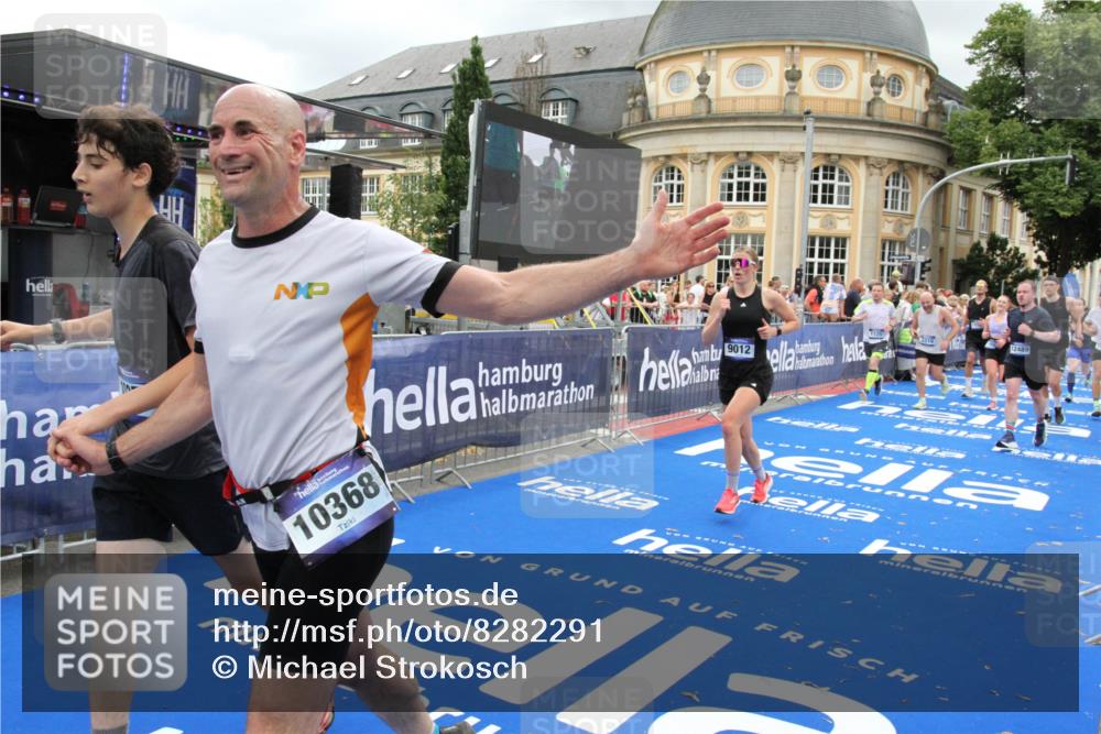 29.06.2025 - hella hamburg halbmarathon Michael Strokosch http://msf.ph/oto/8282291 29.06.2025 10:54:43 Ziel 1125, 1496, 2561, 3310, 7478, 8449, 9012, 10040, 10368, 10376, 12489, 13147, 14239, 15389, 15408, 15584, 17231, 17765, 19000 meine-sportfotos.de