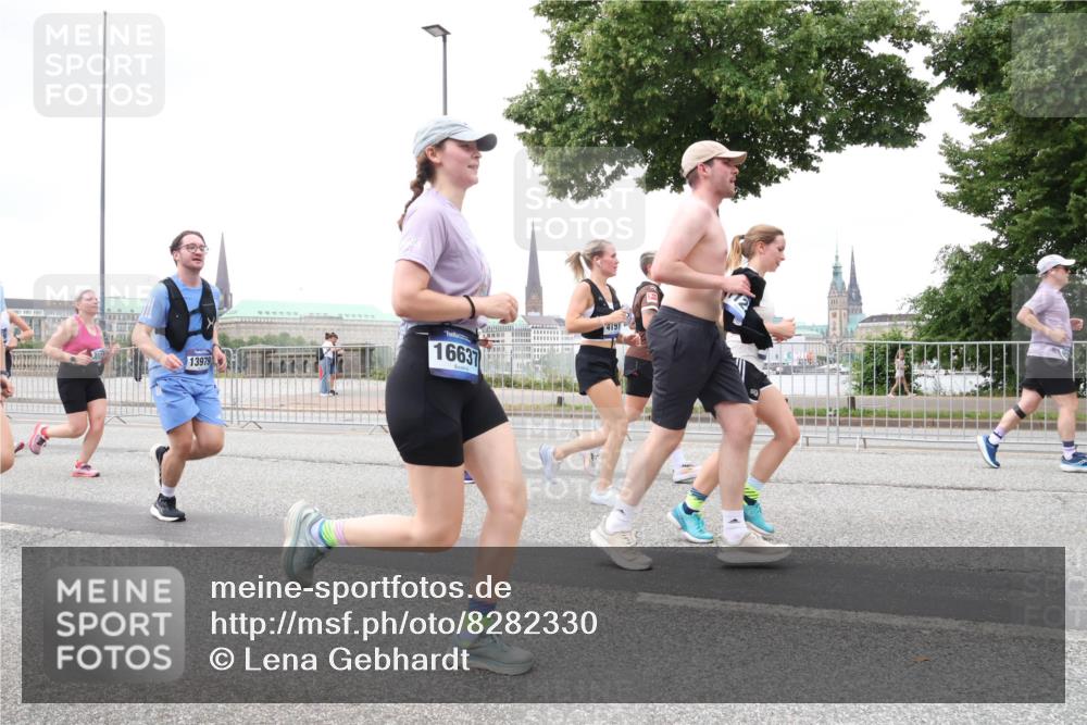 29.06.2025 - hella hamburg halbmarathon Lena Gebhardt http://msf.ph/oto/8282330 29.06.2025 10:55:04 Lombardsbrücke 13979, 16637, 4191, 1013, 1198, 2084, 2090, 2452, 2566, 2586, 2632, 3002, 3157, 3274, 3577, 4039, 4191, 4192, 4628, 5040, 5392, 5500, 5727, 5882, 6395, 6396, 6839, 6944, 6982, 7219, 7238, 7766, 8012, 8186, 8403, 8519, 9521, 9596, 10109, 10331, 10458, 10471, 10686, 11033, 11226, 11287, 11567, 11569, 11737, 11788, 11908, 12147, 12148, 12240, 12268, 12270, 13098, 13230, 13272, 13283, 13548, 13944, 13945, 13979, 13980, 14515, 15152, 15160 meine-sportfotos.de