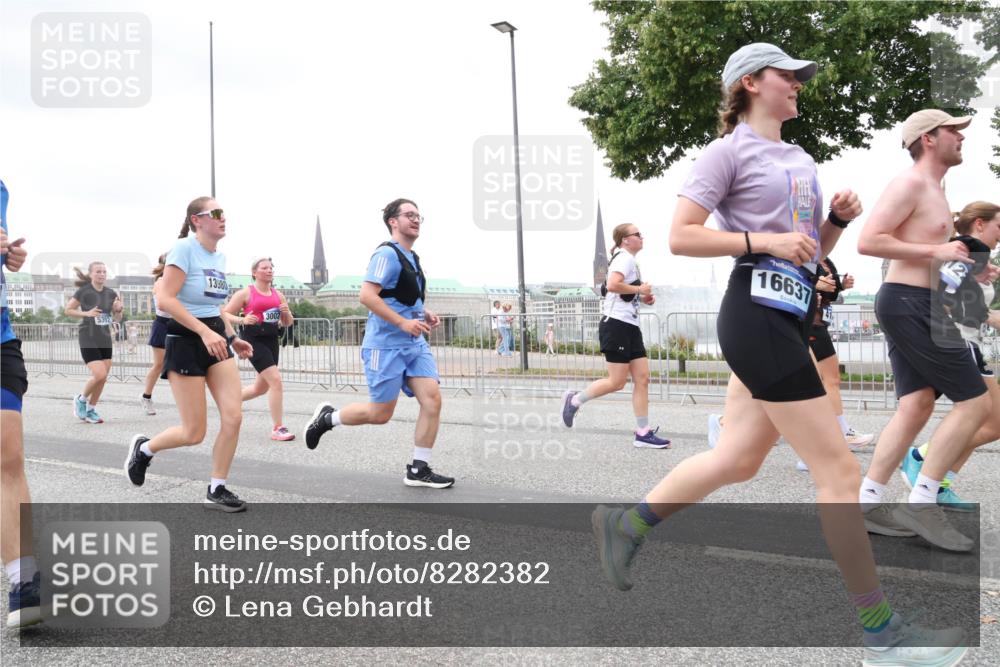 29.06.2025 - hella hamburg halbmarathon Lena Gebhardt http://msf.ph/oto/8282382 29.06.2025 10:55:04 Lombardsbrücke 5392, 13980, 3002, 16637, 1013, 1198, 2084, 2090, 2452, 2566, 2586, 2632, 3002, 3157, 3274, 3577, 4039, 4191, 4192, 4628, 5040, 5392, 5500, 5727, 5882, 6395, 6396, 6839, 6944, 6982, 7219, 7238, 7766, 8012, 8186, 8403, 8519, 9521, 9596, 10109, 10331, 10458, 10471, 10686, 11033, 11226, 11287, 11567, 11569, 11737, 11788, 11908, 12147, 12148, 12240, 12268, 12270, 13098, 13230, 13272, 13283, 13548, 13944, 13945, 13979, 13980, 14515, 15152, 15160 meine-sportfotos.de