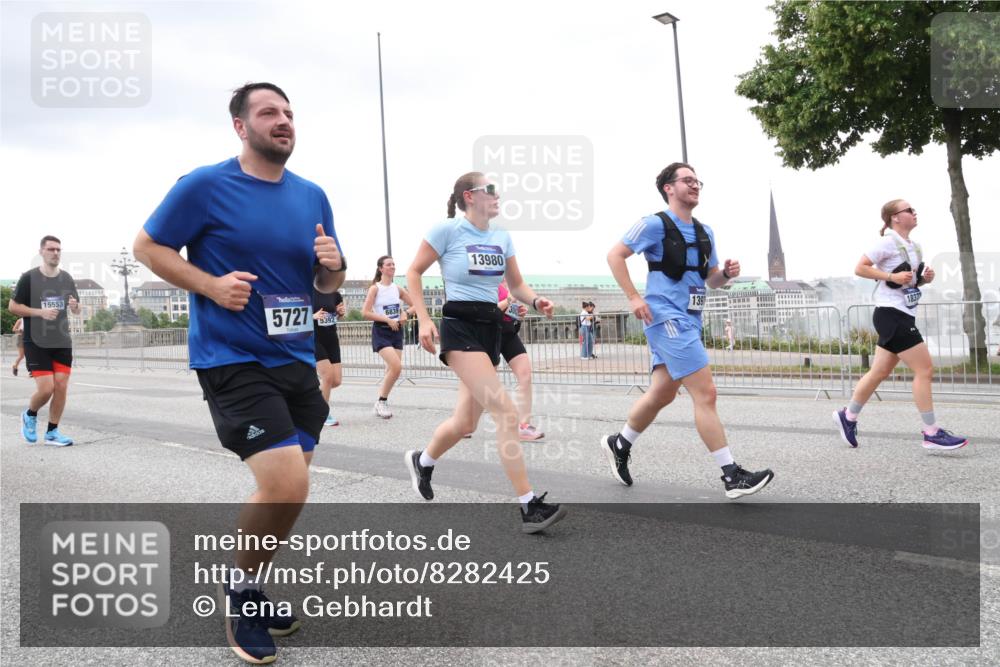 29.06.2025 - hella hamburg halbmarathon Lena Gebhardt http://msf.ph/oto/8282425 29.06.2025 10:55:04 Lombardsbrücke 15553, 5727, 5392, 6839, 13980, 139, 1837, 1013, 1198, 2084, 2090, 2452, 2566, 2586, 2632, 3002, 3157, 3274, 3577, 4039, 4191, 4192, 4628, 5040, 5392, 5500, 5727, 5882, 6395, 6396, 6839, 6944, 6982, 7219, 7238, 7766, 8012, 8186, 8403, 8519, 9521, 9596, 10109, 10331, 10458, 10471, 10686, 11033, 11226, 11287, 11567, 11569, 11737, 11788, 11908, 12147, 12148, 12240, 12268, 12270, 13098, 13230, 13272, 13283, 13548, 13944, 13945, 13979, 13980, 14515, 15152, 15160 meine-sportfotos.de