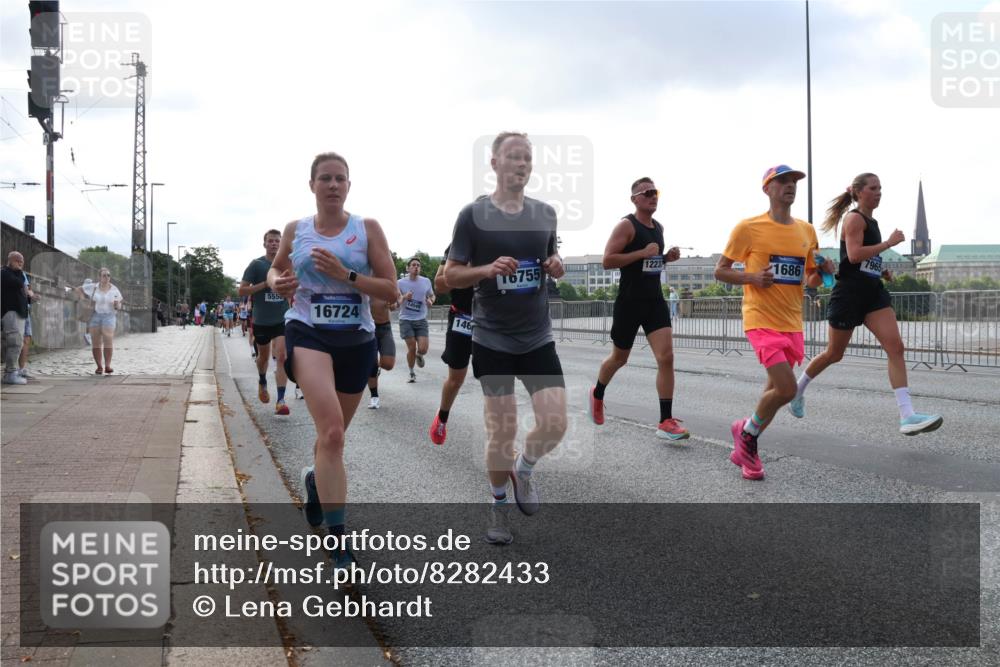 29.06.2025 - hella hamburg halbmarathon Lena Gebhardt http://msf.ph/oto/8282433 29.06.2025 09:45:43 Lombardsbrücke 5550, 16724, 14549, 146, 1223, 16755, 1686, 7965, 57, 1080, 1686, 1707, 1758, 1894, 1990, 2460, 2689, 3043, 4050, 4129, 4463, 4679, 4698, 4749, 5070, 5187, 5328, 5550, 5746, 5826, 6358, 6878, 7186, 7272, 7389, 7481, 7651, 7723, 7880, 7965, 8062, 8190, 8209, 8883, 9137, 9381, 9571, 9634, 10017, 10171, 10270, 10484, 10876, 11120, 11413, 11857, 12049, 12189, 12232, 12234, 12308, 12681, 12691, 12988, 13066, 13167, 13343, 13618, 13686, 13754, 14028, 14167, 15672, 16157 meine-sportfotos.de