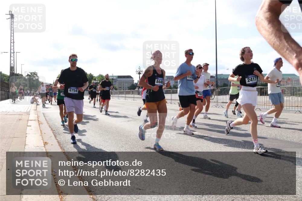 29.06.2025 - hella hamburg halbmarathon Lena Gebhardt http://msf.ph/oto/8282435 29.06.2025 09:58:11 Lombardsbrücke 6754, 8449, 2417, 1262, 1034, 1094, 1179, 1190, 1258, 1320, 1321, 1335, 1563, 1815, 1870, 2034, 2070, 2138, 2397, 2417, 2448, 2612, 2636, 2656, 2711, 2946, 3041, 3058, 3091, 3114, 3251, 3859, 4814, 4903, 5032, 5093, 5305, 5672, 5721, 5775, 6164, 6272, 6355, 6356, 6433, 6569, 6580, 6585, 6628, 6754, 6776, 6897, 7065, 7134, 7409, 7478, 7509, 7646, 7724, 7856, 7896, 7952, 7973, 7976, 8154, 8311, 8508, 8590, 8825, 9012, 9057, 9562, 9656, 10084 meine-sportfotos.de