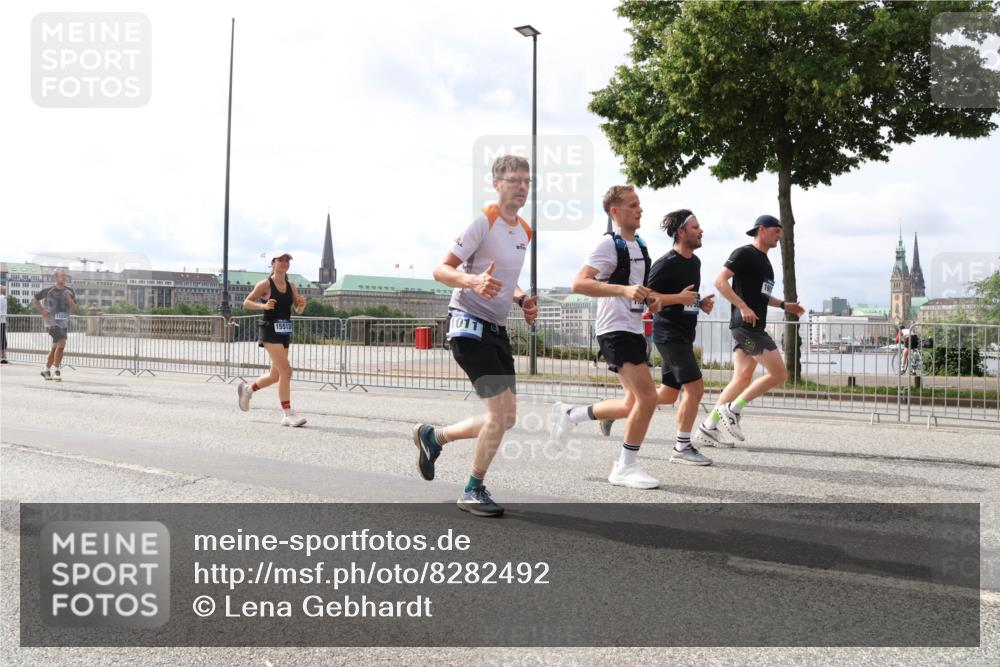 29.06.2025 - hella hamburg halbmarathon Lena Gebhardt http://msf.ph/oto/8282492 29.06.2025 10:20:39 Lombardsbrücke 1011, 1046, 1069, 1471, 1474, 2053, 2101, 2325, 2478, 2834, 2923, 2945, 3247, 3434, 3733, 3781, 3842, 4154, 4166, 4288, 4350, 4422, 4585, 4614, 4754, 4869, 5041, 5181, 5556, 5625, 5811, 5812, 5831, 5937, 6608, 6951, 7018, 7101, 7131, 7739, 7744, 8025, 8113, 8462, 8588, 8940, 9005, 9011, 9136, 9236, 9722, 9735, 9873, 9981, 10041, 10050, 10350, 10414, 10595, 10613, 10647, 10754, 11100, 11145, 11603, 11835, 11995, 12844 meine-sportfotos.de