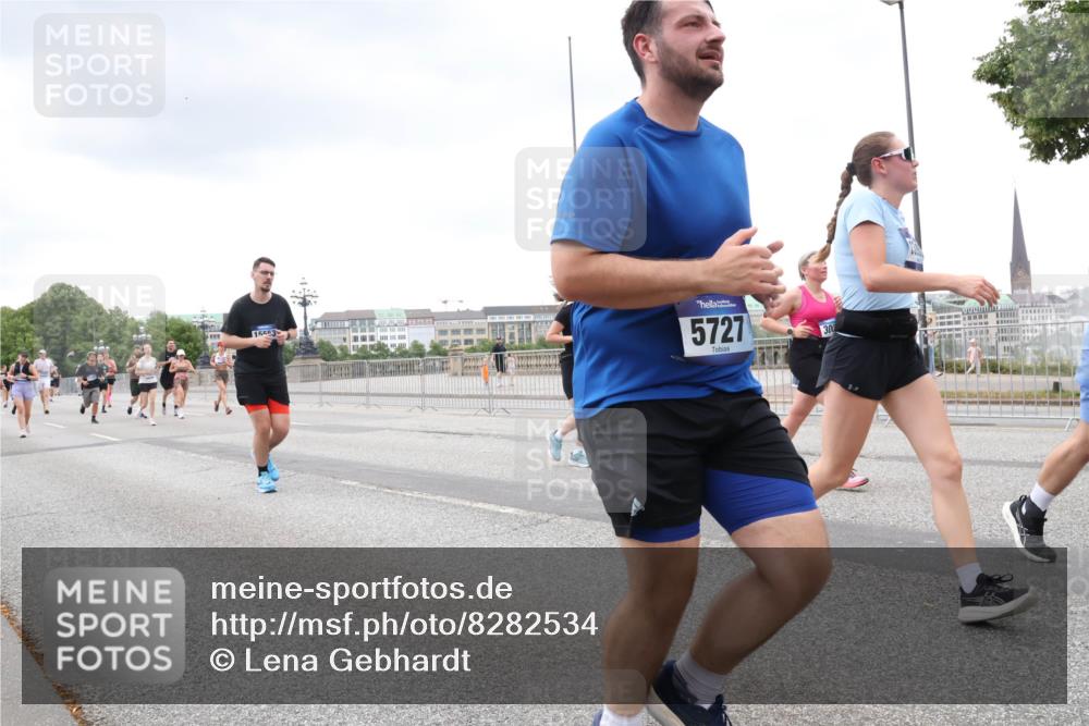 29.06.2025 - hella hamburg halbmarathon Lena Gebhardt http://msf.ph/oto/8282534 29.06.2025 10:55:05 Lombardsbrücke 15553, 5727, 1013, 1198, 2084, 2090, 2452, 2566, 2632, 3002, 3115, 3157, 3274, 3577, 4039, 4191, 4192, 4628, 5040, 5392, 5483, 5500, 5727, 5882, 6395, 6396, 6839, 6944, 6982, 7219, 7238, 7766, 8012, 8186, 8403, 8519, 9521, 9596, 10109, 10331, 10458, 10471, 10686, 11033, 11226, 11287, 11567, 11569, 11737, 11788, 11908, 12147, 12148, 12240, 12268, 12270, 13098, 13230, 13272, 13283, 13548, 13944, 13945, 13979, 13980, 14515, 15152, 15160, 16385 meine-sportfotos.de
