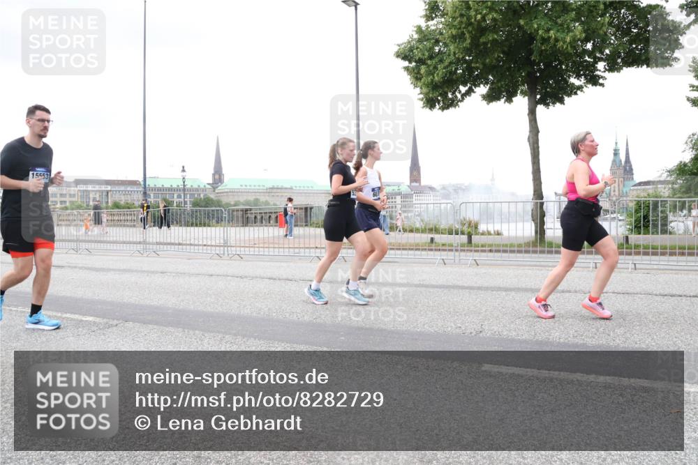 29.06.2025 - hella hamburg halbmarathon Lena Gebhardt http://msf.ph/oto/8282729 29.06.2025 10:55:06 Lombardsbrücke 15553, 1013, 1198, 2084, 2090, 2452, 2566, 2632, 3002, 3115, 3157, 3274, 3577, 4039, 4191, 4192, 4628, 5040, 5392, 5483, 5500, 5727, 5882, 6395, 6396, 6839, 6944, 6982, 7219, 7238, 7766, 8012, 8186, 8403, 8519, 9521, 9596, 10109, 10331, 10458, 10471, 10686, 11033, 11109, 11226, 11287, 11737, 11788, 11908, 12147, 12148, 12240, 12268, 12270, 13098, 13230, 13272, 13283, 13548, 13944, 13945, 13979, 13980, 14515, 15152, 15160, 16385 meine-sportfotos.de