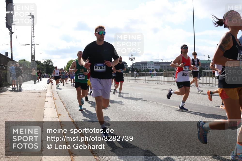 29.06.2025 - hella hamburg halbmarathon Lena Gebhardt http://msf.ph/oto/8282739 29.06.2025 09:58:12 Lombardsbrücke 2070, 6754, 1881, 84, 1034, 1094, 1179, 1190, 1258, 1285, 1320, 1321, 1335, 1563, 1815, 1870, 2034, 2070, 2138, 2397, 2417, 2448, 2612, 2636, 2656, 2711, 2946, 3041, 3058, 3091, 3114, 3251, 3859, 4814, 4903, 5032, 5093, 5305, 5672, 5721, 5775, 5894, 6164, 6272, 6355, 6356, 6433, 6569, 6580, 6585, 6628, 6754, 6776, 6897, 7065, 7134, 7409, 7478, 7509, 7646, 7724, 7856, 7896, 7952, 7976, 8154, 8311, 8393, 8508, 8590, 8825, 9012, 9057, 9562, 9656, 10084 meine-sportfotos.de