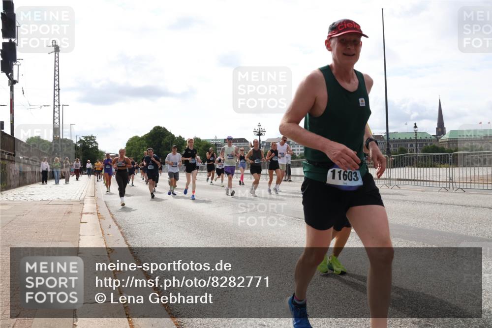 29.06.2025 - hella hamburg halbmarathon Lena Gebhardt http://msf.ph/oto/8282771 29.06.2025 10:20:40 Lombardsbrücke 11603, 1011, 1046, 1069, 1471, 1474, 2053, 2101, 2325, 2478, 2834, 2923, 2945, 3247, 3434, 3733, 3781, 3842, 4154, 4166, 4288, 4350, 4422, 4614, 4754, 4869, 5041, 5181, 5625, 5811, 5812, 5831, 5937, 6608, 6951, 7018, 7101, 7131, 7739, 7744, 8025, 8113, 8462, 8588, 8724, 8940, 9005, 9011, 9136, 9236, 9722, 9735, 9873, 9981, 10041, 10050, 10350, 10414, 10595, 10613, 10647, 10754, 11100, 11145, 11603, 11835, 11995, 12844 meine-sportfotos.de
