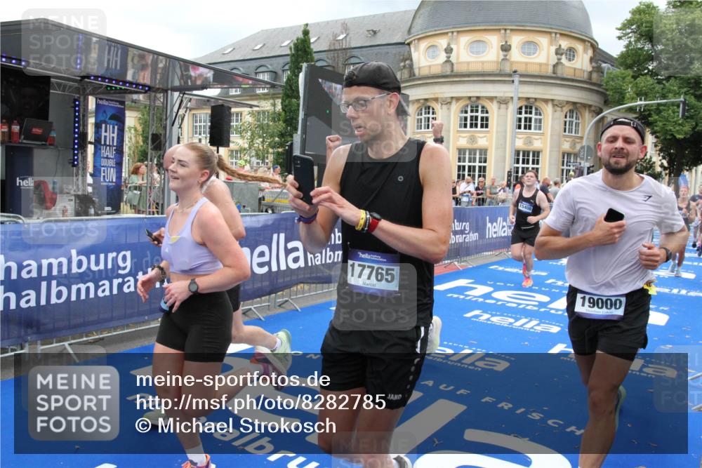 29.06.2025 - hella hamburg halbmarathon Michael Strokosch http://msf.ph/oto/8282785 29.06.2025 10:54:46 Ziel 1125, 1496, 2029, 2561, 3310, 6587, 7478, 8449, 9227, 10044, 12186, 12489, 13147, 14239, 15389, 15408, 15584, 17231, 17765, 19000 meine-sportfotos.de