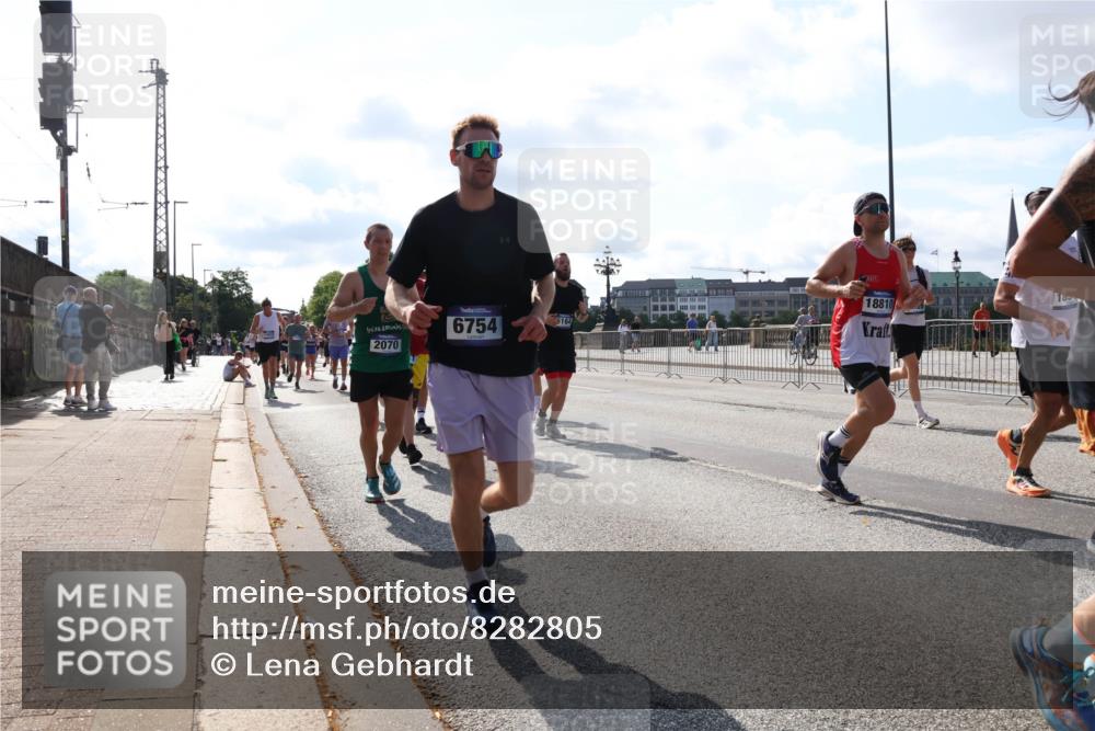 29.06.2025 - hella hamburg halbmarathon Lena Gebhardt http://msf.ph/oto/8282805 29.06.2025 09:58:12 Lombardsbrücke 2070, 6754, 164, 18810, 1034, 1094, 1179, 1190, 1258, 1285, 1320, 1321, 1335, 1563, 1815, 1870, 2034, 2070, 2138, 2397, 2417, 2448, 2612, 2636, 2656, 2711, 2946, 3041, 3058, 3091, 3114, 3251, 3859, 4814, 4903, 5032, 5093, 5305, 5672, 5721, 5775, 5894, 6164, 6272, 6355, 6356, 6433, 6569, 6580, 6585, 6628, 6754, 6776, 6897, 7065, 7134, 7409, 7478, 7509, 7646, 7724, 7856, 7896, 7952, 7976, 8154, 8311, 8393, 8508, 8590, 8825, 9012, 9057, 9562, 9656, 10084 meine-sportfotos.de