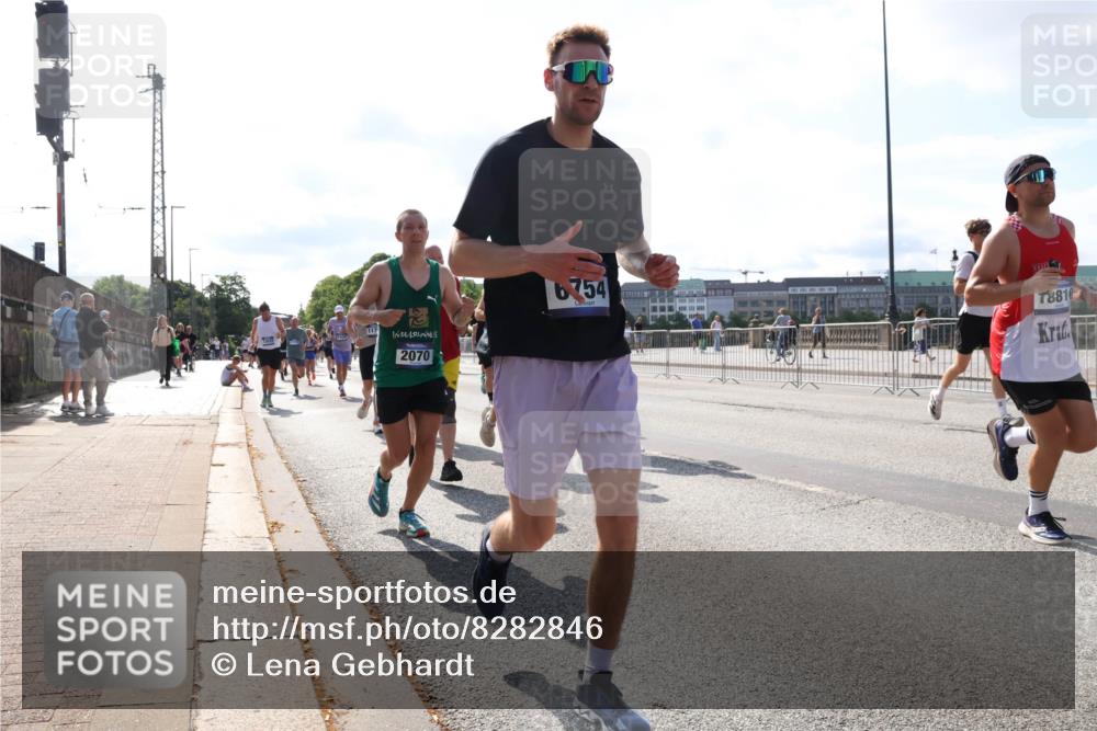 29.06.2025 - hella hamburg halbmarathon Lena Gebhardt http://msf.ph/oto/8282846 29.06.2025 09:58:12 Lombardsbrücke 2070, 6754, 8810, 1034, 1094, 1179, 1190, 1258, 1285, 1320, 1321, 1335, 1563, 1815, 1870, 2034, 2070, 2138, 2397, 2417, 2448, 2612, 2636, 2656, 2711, 2946, 3041, 3058, 3091, 3114, 3251, 3859, 4814, 4903, 5032, 5093, 5305, 5672, 5721, 5775, 5894, 6164, 6272, 6355, 6356, 6433, 6569, 6580, 6585, 6628, 6754, 6776, 6897, 7065, 7134, 7409, 7478, 7509, 7646, 7724, 7856, 7896, 7952, 7976, 8154, 8311, 8393, 8508, 8590, 8825, 9012, 9057, 9562, 9656, 10084 meine-sportfotos.de