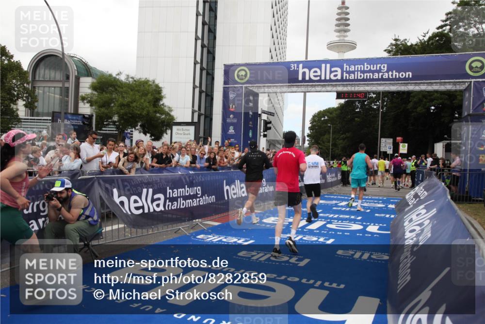29.06.2025 - hella hamburg halbmarathon Michael Strokosch http://msf.ph/oto/8282859 29.06.2025 11:11:39 Ziel 2046, 3020, 7462, 8727, 11582, 11643, 14785, 14999, 15085, 15531, 18555 meine-sportfotos.de