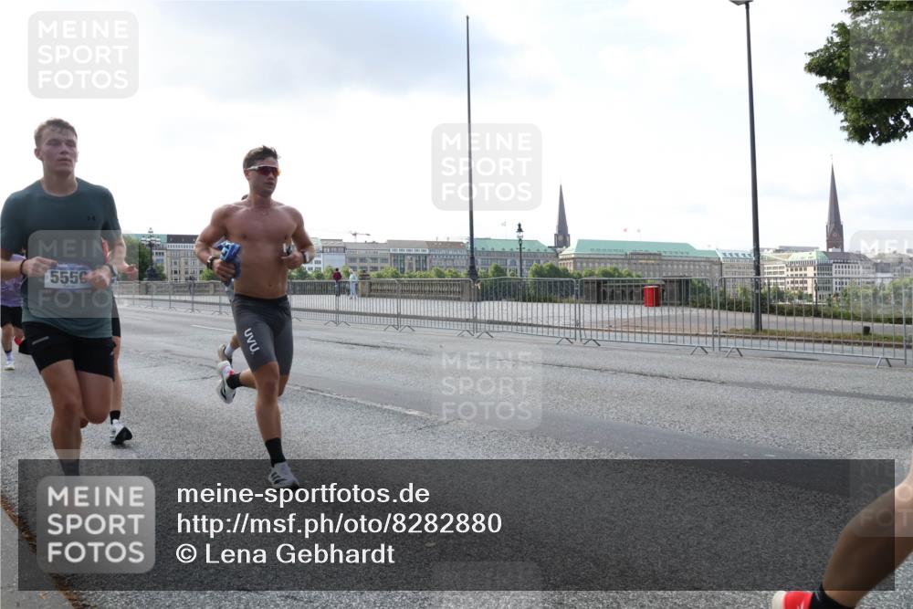 29.06.2025 - hella hamburg halbmarathon Lena Gebhardt http://msf.ph/oto/8282880 29.06.2025 09:45:44 Lombardsbrücke 5556, 57, 1080, 1686, 1707, 1758, 1894, 1990, 2460, 2689, 3043, 4050, 4129, 4463, 4679, 4698, 4749, 5070, 5187, 5328, 5550, 5746, 5826, 6358, 6878, 7186, 7272, 7389, 7481, 7651, 7723, 7880, 7965, 8062, 8190, 8209, 8883, 9137, 9381, 9571, 9634, 10017, 10171, 10270, 10484, 10876, 11120, 11413, 11857, 12049, 12189, 12232, 12234, 12308, 12681, 12691, 12988, 13066, 13167, 13343, 13618, 13686, 13754, 14028, 14167, 15672, 16157 meine-sportfotos.de