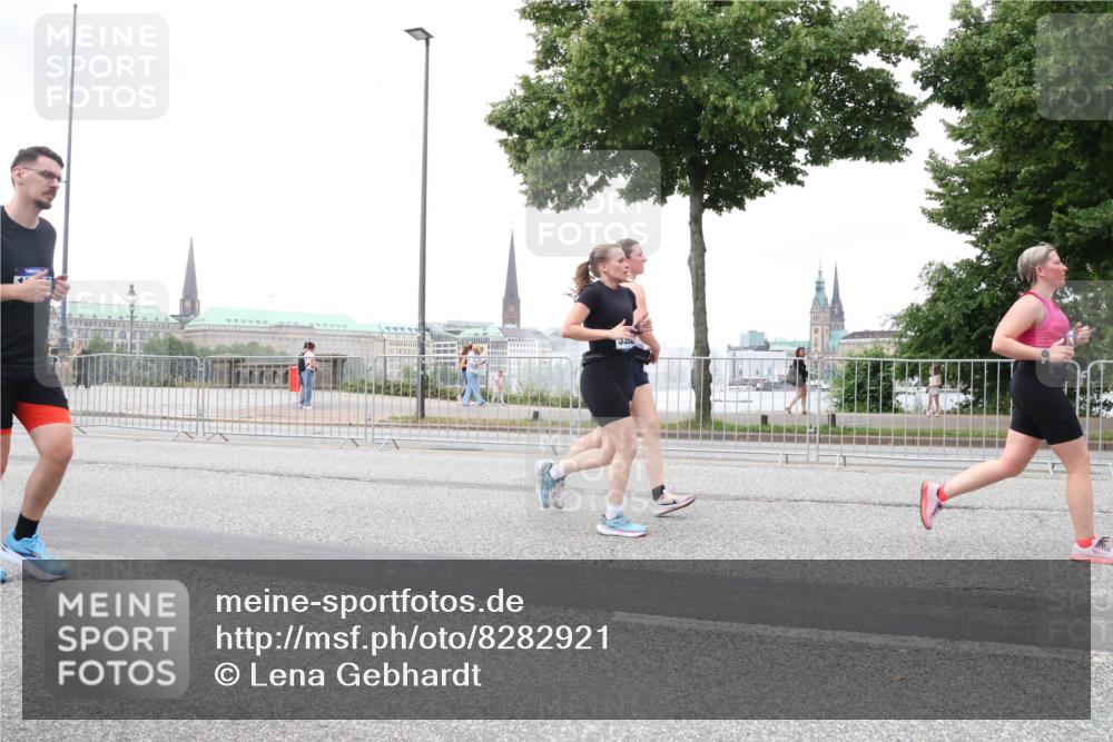 29.06.2025 - hella hamburg halbmarathon Lena Gebhardt http://msf.ph/oto/8282921 29.06.2025 10:55:06 Lombardsbrücke 1013, 1198, 2084, 2090, 2452, 2566, 2632, 3002, 3115, 3157, 3274, 3577, 4039, 4191, 4192, 4628, 5040, 5392, 5483, 5500, 5727, 5882, 6395, 6396, 6839, 6944, 6982, 7219, 7238, 7766, 8012, 8186, 8403, 8519, 9521, 9596, 10109, 10331, 10458, 10471, 10686, 11033, 11109, 11226, 11287, 11737, 11788, 11908, 12147, 12148, 12240, 12268, 12270, 13098, 13230, 13272, 13283, 13548, 13944, 13945, 13979, 13980, 14515, 15152, 15160, 16385 meine-sportfotos.de