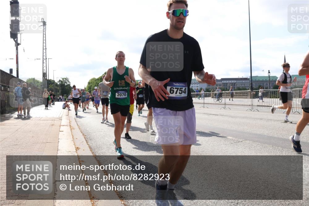 29.06.2025 - hella hamburg halbmarathon Lena Gebhardt http://msf.ph/oto/8282923 29.06.2025 09:58:12 Lombardsbrücke 11791, 2070, 5093, 6754, 1034, 1094, 1179, 1190, 1258, 1285, 1320, 1321, 1335, 1563, 1815, 1870, 2034, 2070, 2138, 2397, 2417, 2448, 2612, 2636, 2656, 2711, 2946, 3041, 3058, 3091, 3114, 3251, 3859, 4814, 4903, 5032, 5093, 5305, 5672, 5721, 5775, 5894, 6164, 6272, 6355, 6356, 6433, 6569, 6580, 6585, 6628, 6754, 6776, 6897, 7065, 7134, 7409, 7478, 7509, 7646, 7724, 7856, 7896, 7952, 7976, 8154, 8311, 8393, 8508, 8590, 8825, 9012, 9057, 9562, 9656, 10084 meine-sportfotos.de