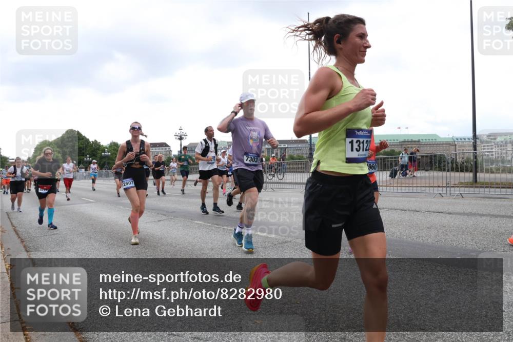 29.06.2025 - hella hamburg halbmarathon Lena Gebhardt http://msf.ph/oto/8282980 29.06.2025 10:46:32 Lombardsbrücke 1371, 1375, 1429, 1465, 1532, 1608, 1837, 1999, 2162, 2423, 2500, 2697, 2773, 2813, 2951, 3277, 3406, 3407, 3410, 3469, 3734, 4119, 4202, 4296, 4342, 4355, 4448, 4604, 5697, 5700, 5703, 5854, 6068, 6124, 6161, 6392, 6740, 7303, 7364, 7368, 7374, 7412, 7767, 7827, 7960, 7983, 8047, 8477, 8551, 8700, 9129, 9337, 9445, 9691, 10153, 10230, 11361, 11876, 11910, 12298, 12333, 12507, 12522, 13969, 14261, 15852, 16882, 16987 meine-sportfotos.de