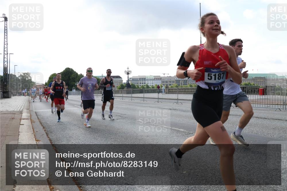 29.06.2025 - hella hamburg halbmarathon Lena Gebhardt http://msf.ph/oto/8283149 29.06.2025 09:45:45 Lombardsbrücke 10484, 5187, 57, 1080, 1686, 1707, 1758, 1894, 1990, 2460, 2689, 3043, 4050, 4129, 4463, 4679, 4698, 4749, 5070, 5187, 5328, 5550, 5746, 5826, 6358, 6878, 7186, 7272, 7389, 7481, 7651, 7723, 7880, 7965, 8062, 8190, 8209, 8883, 9137, 9381, 9571, 9634, 10017, 10171, 10270, 10484, 10876, 11120, 11413, 11857, 12189, 12232, 12234, 12308, 12681, 12691, 12988, 13066, 13167, 13343, 13618, 13686, 13754, 14028, 14167, 15672 meine-sportfotos.de