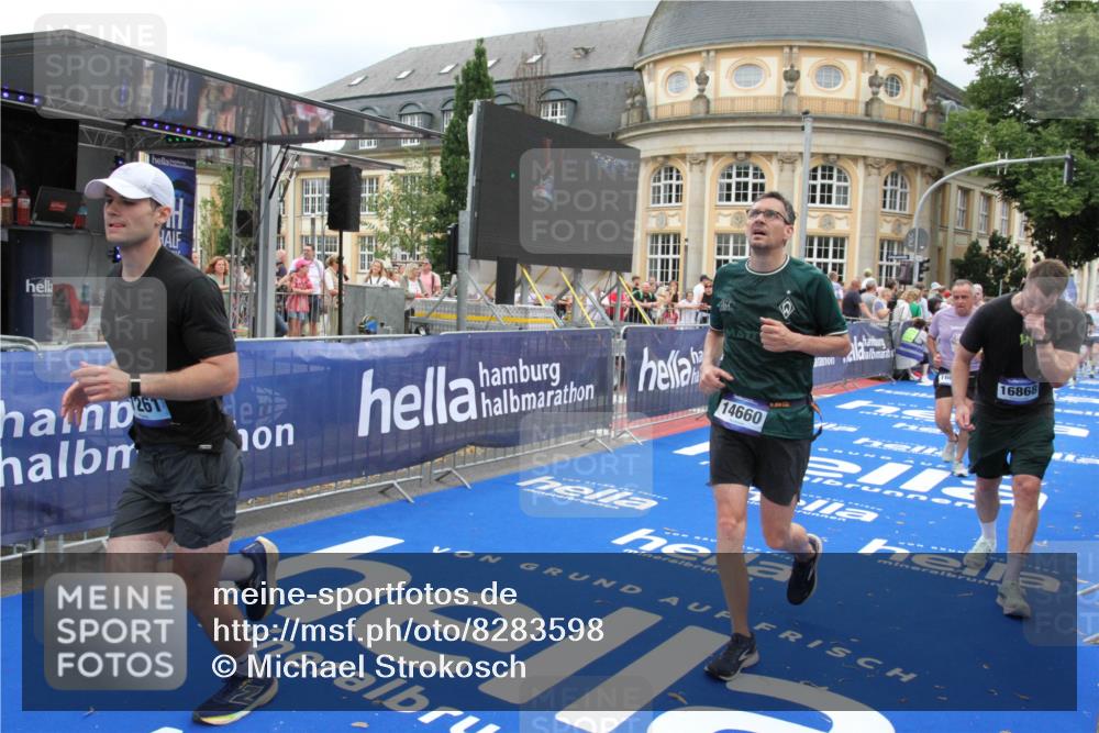 29.06.2025 - hella hamburg halbmarathon Michael Strokosch http://msf.ph/oto/8283598 29.06.2025 10:54:57 Ziel 1327, 1506, 6994, 8514, 10266, 13988, 14638, 14660, 14845, 15156, 16047, 16623, 16868, 17261, 18325 meine-sportfotos.de