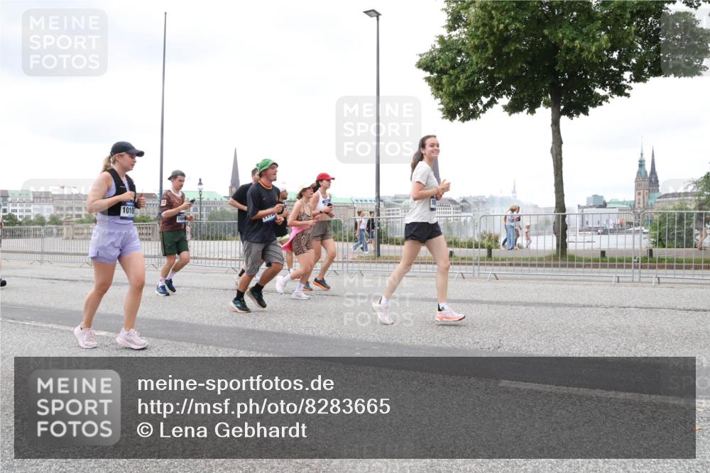 29.06.2025 - hella hamburg halbmarathon Lena Gebhardt http://msf.ph/oto/8283665 29.06.2025 10:55:11 Lombardsbrücke 1010, 1770, 1013, 1198, 1917, 2090, 2452, 2566, 2632, 3002, 3115, 3157, 3274, 3577, 4039, 4191, 4192, 4628, 5040, 5392, 5483, 5500, 5727, 5882, 6395, 6396, 6839, 6944, 6982, 7219, 7238, 7680, 7766, 8012, 8186, 8403, 8519, 9521, 9596, 10109, 10331, 10458, 10686, 10885, 11109, 11226, 11287, 11737, 11788, 11908, 12147, 12148, 12240, 12268, 12270, 13098, 13230, 13283, 13548, 13944, 13945, 13979, 13980, 14515, 14727, 15152, 15160, 16385 meine-sportfotos.de