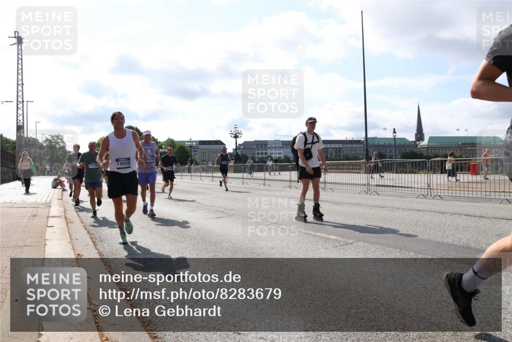29.06.2025 - hella hamburg halbmarathon Lena Gebhardt http://msf.ph/oto/8283679 29.06.2025 09:58:15 Lombardsbrücke 34, 17176, 13033, 1034, 1179, 1190, 1258, 1285, 1320, 1321, 1335, 1563, 1815, 1870, 2029, 2034, 2070, 2138, 2397, 2417, 2448, 2612, 2636, 2656, 2711, 3041, 3058, 3091, 3097, 3114, 3251, 3859, 4814, 4903, 5093, 5305, 5672, 5721, 5775, 5894, 6164, 6272, 6355, 6356, 6433, 6569, 6580, 6585, 6628, 6754, 6776, 6897, 7065, 7409, 7478, 7509, 7646, 7724, 7856, 7896, 7952, 7976, 8154, 8311, 8393, 8508, 8590, 8825, 9012, 9057, 9562, 9656, 10084 meine-sportfotos.de