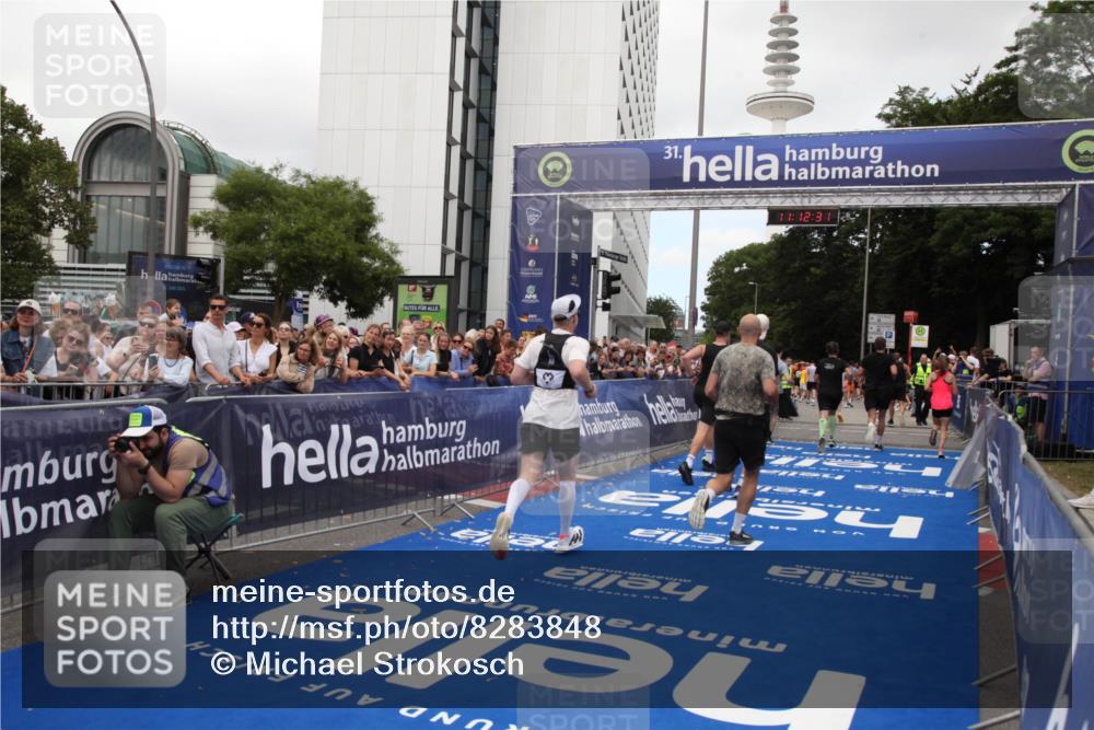 29.06.2025 - hella hamburg halbmarathon Michael Strokosch http://msf.ph/oto/8283848 29.06.2025 11:12:30 Ziel 2821, 2987, 4649, 4904, 6217, 7685, 7928, 9810, 9911, 10442, 10443, 12640, 12797, 14138, 14219, 14525, 15988, 16459, 16606 meine-sportfotos.de