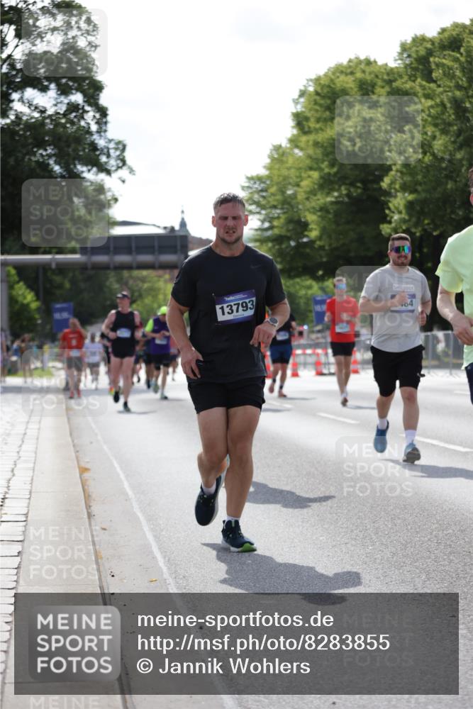 29.06.2025 - hella hamburg halbmarathon Jannik Wohlers http://msf.ph/oto/8283855 29.06.2025 10:03:13 Lombardsbrücke 1114, 1161, 1885, 2277, 2683, 2759, 4307, 5384, 5396, 5464, 6391, 7006, 7277, 7278, 7279, 8484, 10389, 11402, 12377, 13793, 13976, 15539, 15643, 15859, 16371, 16621, 17226, 17550, 17955, 18028, 18999 meine-sportfotos.de