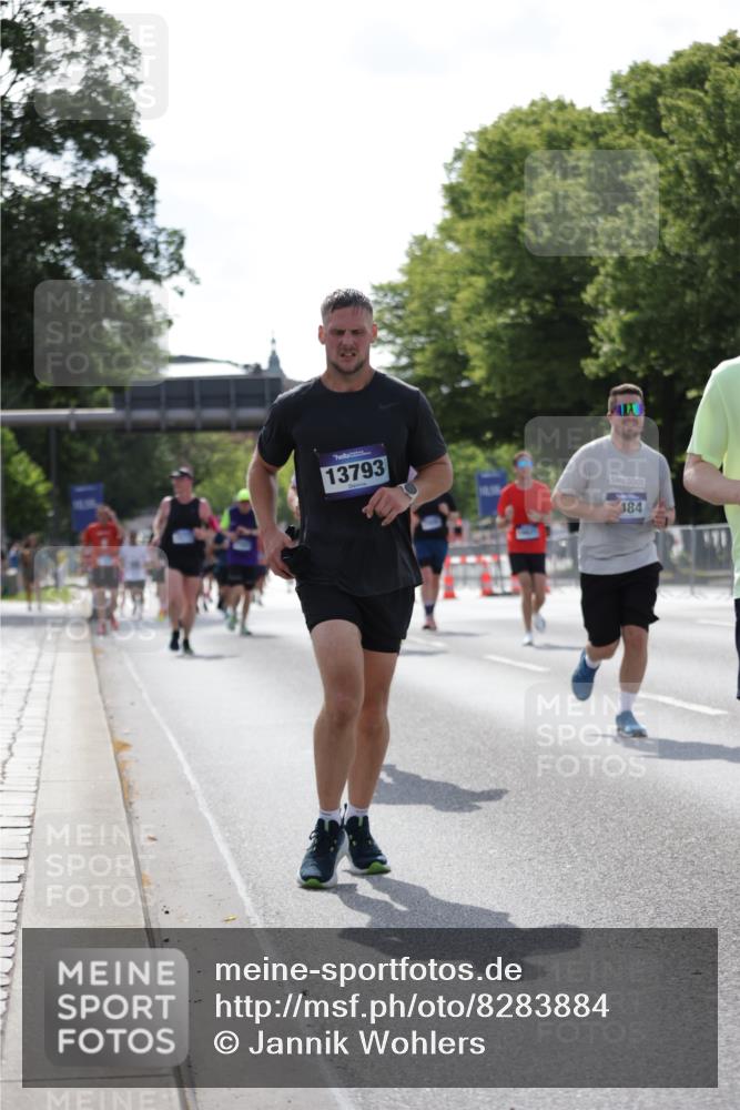 29.06.2025 - hella hamburg halbmarathon Jannik Wohlers http://msf.ph/oto/8283884 29.06.2025 10:03:13 Lombardsbrücke 1114, 1161, 1885, 2277, 2683, 2759, 4307, 5384, 5396, 5464, 6391, 7006, 7277, 7278, 7279, 8484, 10389, 11402, 12377, 13793, 13976, 15539, 15643, 15859, 16371, 16621, 17226, 17550, 17955, 18028, 18999 meine-sportfotos.de