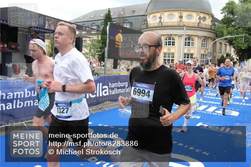 29.06.2025 - hella hamburg halbmarathon Michael Strokosch http://msf.ph/oto/8283886 29.06.2025 10:55:02 Ziel 1327, 2884, 3652, 4249, 4616, 4938, 5020, 6433, 6994, 8514, 8698, 10266, 13988, 14638, 14750, 14845, 15126, 15156, 15879, 16047, 16623, 16868, 18181, 18325 meine-sportfotos.de