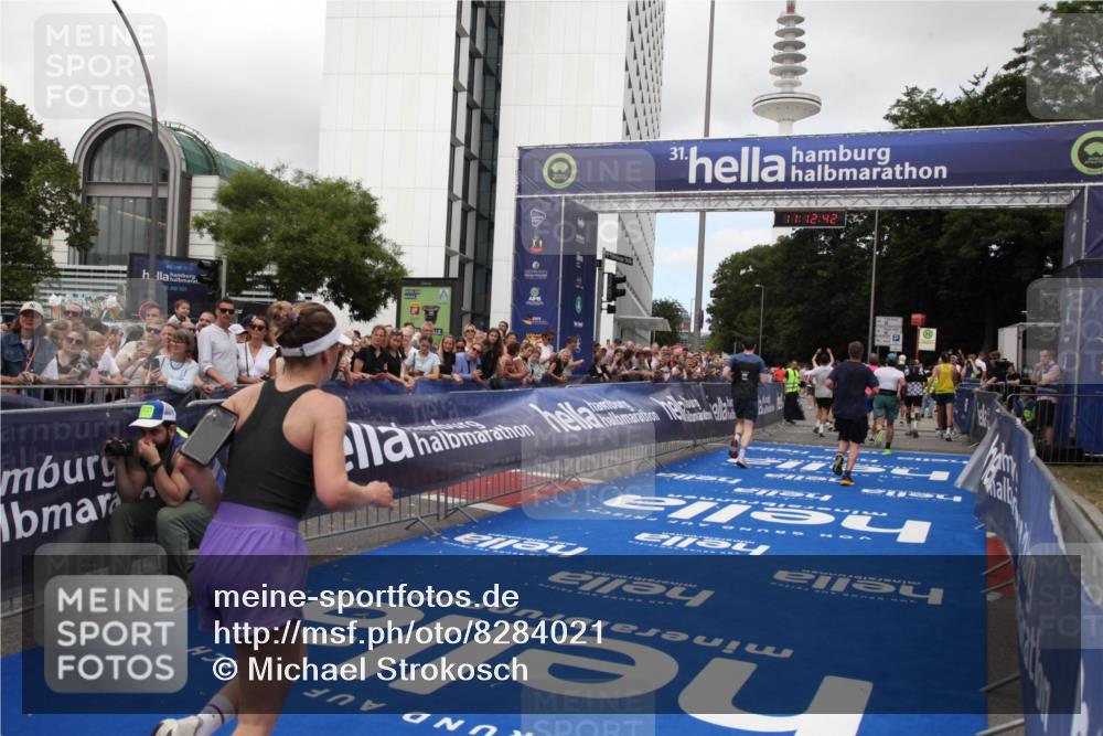 29.06.2025 - hella hamburg halbmarathon Michael Strokosch http://msf.ph/oto/8284021 29.06.2025 11:12:41 Ziel 1766, 2277, 3507, 3509, 5046, 6295, 8885, 10165, 11683, 15713, 17984, 18222, 18641 meine-sportfotos.de