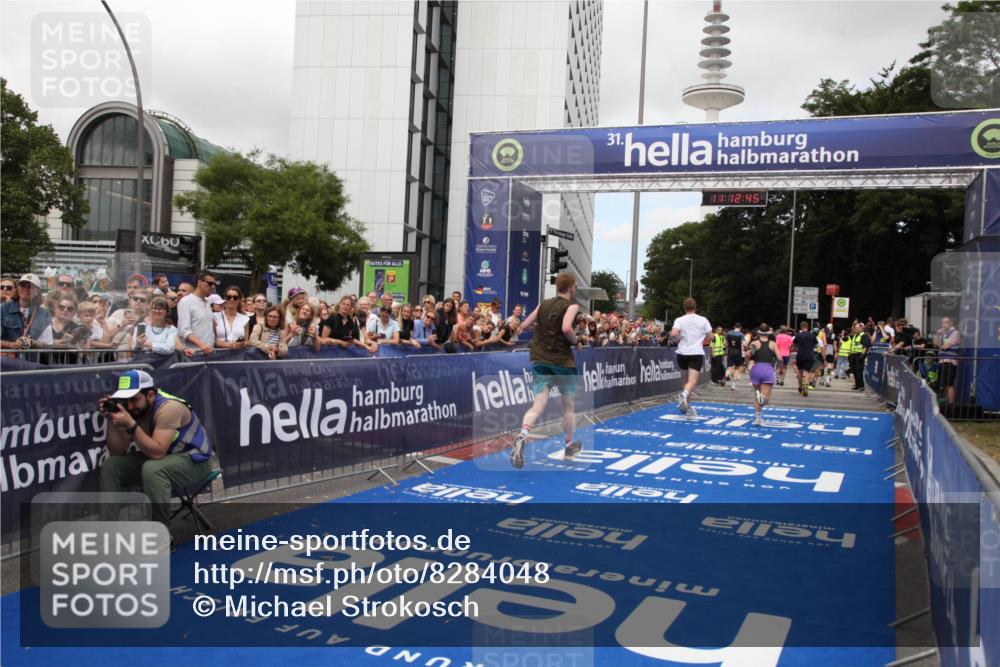 29.06.2025 - hella hamburg halbmarathon Michael Strokosch http://msf.ph/oto/8284048 29.06.2025 11:12:44 Ziel 1766, 2277, 2961, 3454, 3507, 3509, 6295, 7376, 8885, 10165, 11683, 13212, 17731, 17984 meine-sportfotos.de