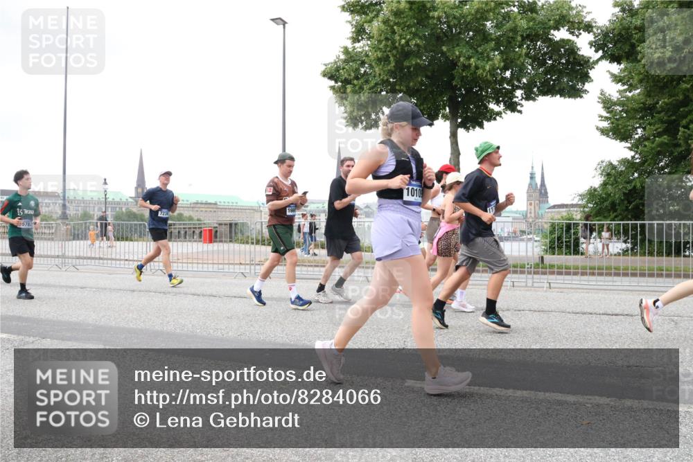 29.06.2025 - hella hamburg halbmarathon Lena Gebhardt http://msf.ph/oto/8284066 29.06.2025 10:55:12 Lombardsbrücke 5782, 1010, 1013, 1917, 2090, 2452, 2566, 2632, 3002, 3115, 3157, 3274, 3577, 4039, 4191, 4192, 4628, 5040, 5392, 5483, 5500, 5727, 5882, 6395, 6396, 6839, 6944, 7219, 7238, 7680, 7766, 8012, 8186, 8403, 8519, 9596, 10109, 10458, 10686, 10885, 11109, 11226, 11737, 11788, 11908, 12147, 12148, 12240, 12268, 12270, 13098, 13230, 13283, 13548, 13944, 13945, 13979, 13980, 14515, 14727, 15152, 15160, 16385 meine-sportfotos.de