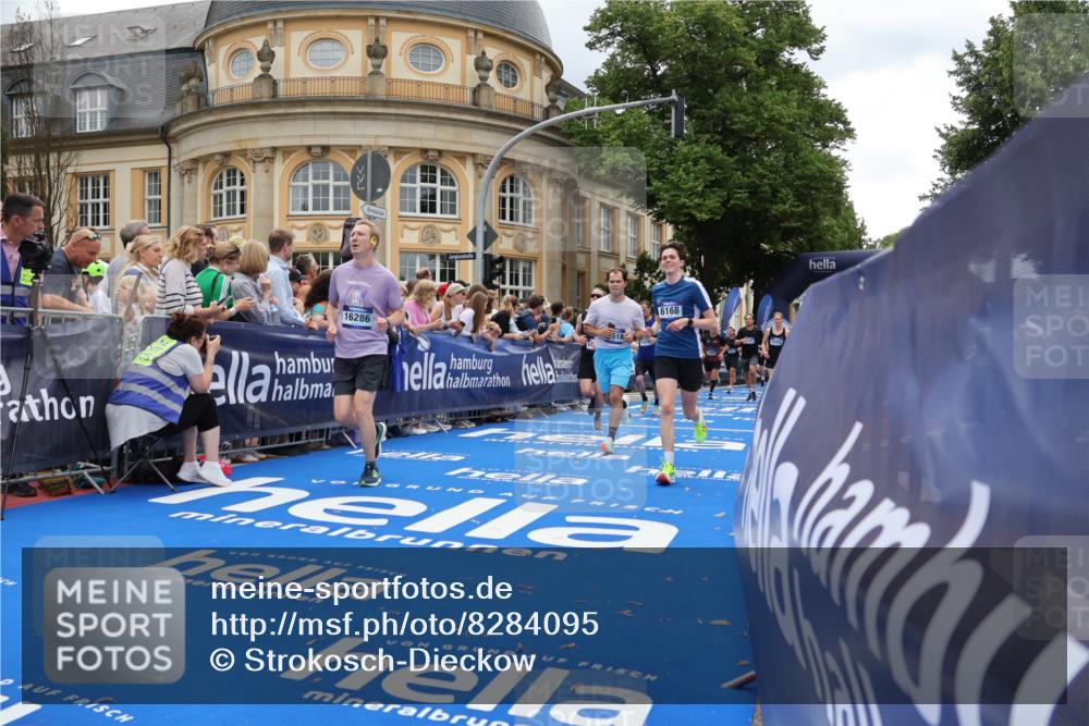 29.06.2025 - hella hamburg halbmarathon Strokosch-Dieckow http://msf.ph/oto/8284095 29.06.2025 10:47:19 Ziel 51, 1012, 2274, 2839, 2864, 2869, 5024, 5650, 6134, 6168, 6203, 6716, 7480, 8693, 9305, 10208, 10211, 10423, 11077, 11491, 11518, 13672, 13782, 14722, 15350, 15611, 15923, 16089, 16286, 16819, 17915, 18758, 18856, 18974 meine-sportfotos.de