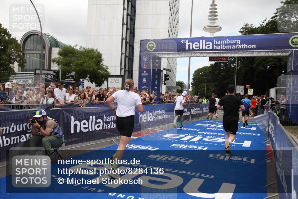 29.06.2025 - hella hamburg halbmarathon Michael Strokosch http://msf.ph/oto/8284136 29.06.2025 11:12:55 Ziel 1382, 2108, 2311, 2721, 4466, 5800, 7158, 7160, 7991, 9586, 9781, 11818, 12456, 13712, 18048, 18108 meine-sportfotos.de