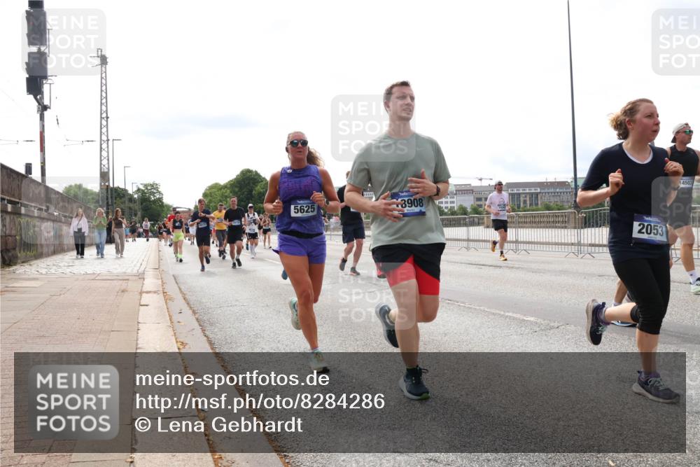 29.06.2025 - hella hamburg halbmarathon Lena Gebhardt http://msf.ph/oto/8284286 29.06.2025 10:20:45 Lombardsbrücke 5625, 3908, 2053, 4503, 1011, 1046, 1069, 1471, 1474, 2053, 2101, 2325, 2478, 2834, 2923, 2945, 3247, 3434, 3733, 3781, 3813, 4082, 4154, 4166, 4288, 4350, 4422, 4754, 4869, 5041, 5061, 5181, 5625, 5831, 5937, 6608, 6951, 7018, 7101, 7131, 8025, 8113, 8588, 8724, 8940, 9005, 9011, 9136, 9236, 9722, 9873, 9981, 10041, 10050, 10350, 10414, 10585, 10613, 10647, 10754, 11100, 11145, 11603, 11835, 11995, 12694, 12844 meine-sportfotos.de