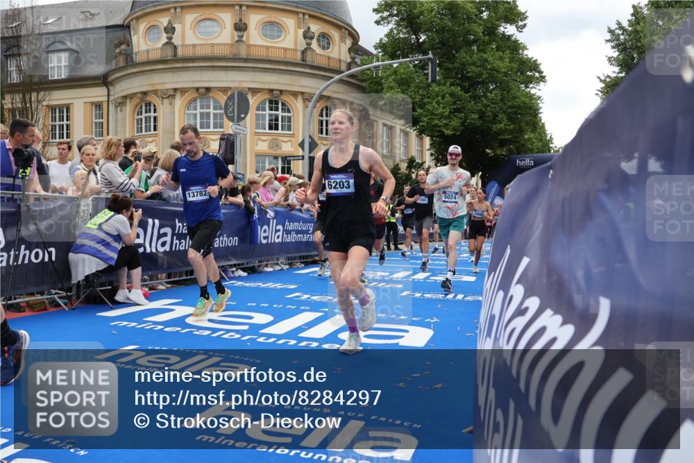 29.06.2025 - hella hamburg halbmarathon Strokosch-Dieckow http://msf.ph/oto/8284297 29.06.2025 10:47:22 Ziel 51, 1012, 1592, 2274, 2839, 2864, 2869, 2953, 3304, 5024, 5532, 5650, 6134, 6168, 6203, 8693, 8852, 9305, 10423, 11021, 11077, 11491, 11518, 13672, 13782, 14722, 15350, 15611, 15923, 16089, 16286, 16819, 17846, 17905, 18758, 18856, 18974 meine-sportfotos.de