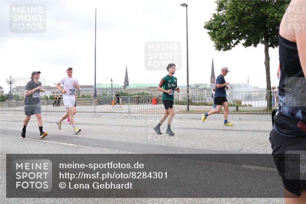 29.06.2025 - hella hamburg halbmarathon Lena Gebhardt http://msf.ph/oto/8284301 29.06.2025 10:55:13 Lombardsbrücke 14651, 14515, 578, 1013, 1873, 1917, 2090, 2452, 2566, 2632, 3002, 3115, 3157, 3274, 3577, 4039, 4191, 4192, 4628, 5040, 5392, 5483, 5487, 5500, 5727, 5882, 6395, 6396, 6839, 6944, 7219, 7238, 7680, 7766, 8012, 8186, 8403, 8519, 8626, 9596, 10109, 10458, 10686, 10885, 11109, 11226, 11737, 11788, 11908, 12147, 12148, 12240, 13098, 13230, 13283, 13548, 13944, 13945, 13979, 13980, 14515, 14727, 15152, 15160, 16385 meine-sportfotos.de