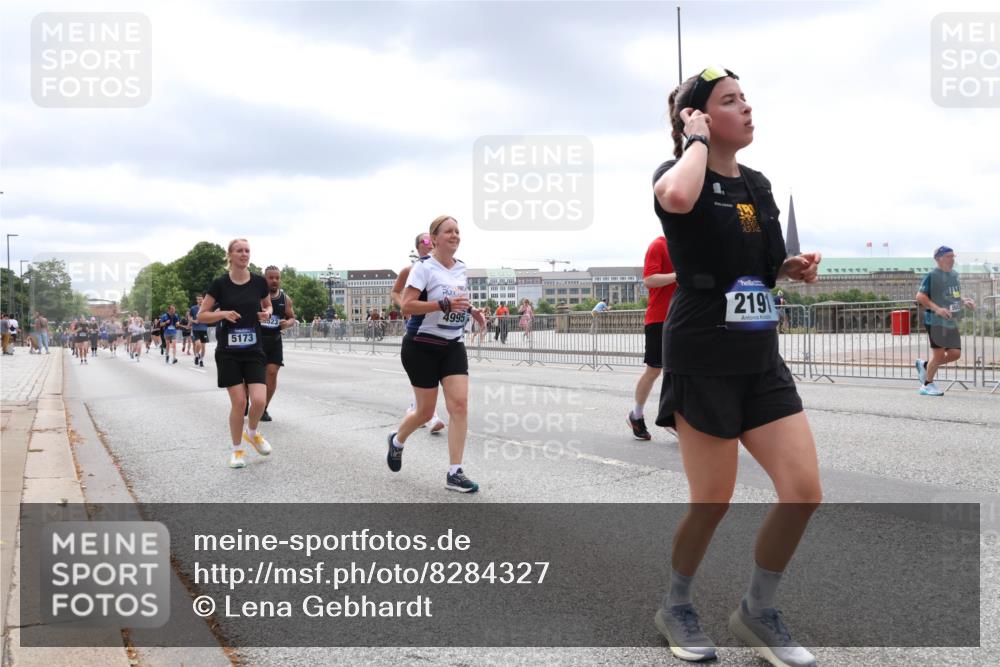 29.06.2025 - hella hamburg halbmarathon Lena Gebhardt http://msf.ph/oto/8284327 29.06.2025 11:09:42 Lombardsbrücke 5173, 4995, 2191, 1299, 1301, 1601, 1605, 2290, 2694, 2724, 2726, 2897, 3017, 3135, 3137, 3498, 3500, 3505, 3634, 4058, 4357, 4956, 4995, 5101, 5173, 5402, 5443, 5504, 6323, 6434, 6627, 6959, 7196, 7261, 7879, 7904, 8018, 8137, 8523, 9300, 10535, 10850, 10904, 11170, 11171, 11712, 11814, 11894, 11930, 12085, 12109, 12199, 12617, 12948, 13635, 13636, 13858, 13907, 14109, 14259, 16025, 16519, 16914 meine-sportfotos.de