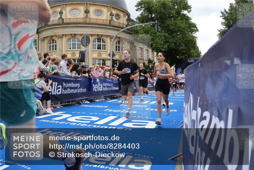 29.06.2025 - hella hamburg halbmarathon Strokosch-Dieckow http://msf.ph/oto/8284403 29.06.2025 10:47:24 Ziel 51, 1012, 1592, 2274, 2839, 2864, 2869, 2953, 3304, 5024, 5532, 5650, 6168, 6203, 8234, 8693, 8852, 9305, 10423, 11021, 11077, 11491, 11518, 12870, 13223, 13303, 13782, 14722, 15350, 15479, 15611, 15923, 16089, 16819, 17846, 17905, 18758, 18974 meine-sportfotos.de