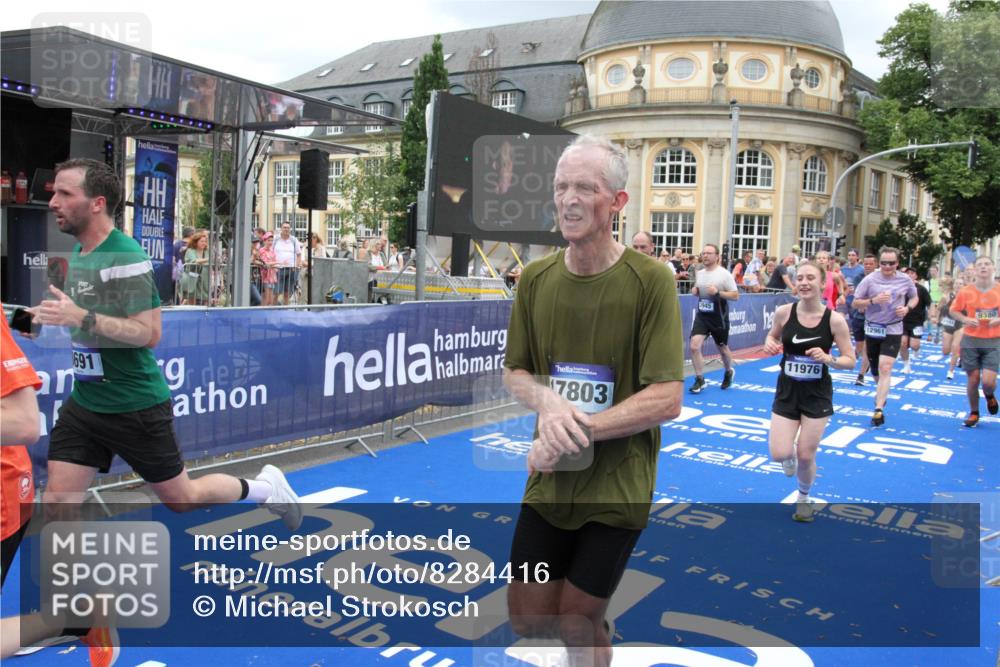 29.06.2025 - hella hamburg halbmarathon Michael Strokosch http://msf.ph/oto/8284416 29.06.2025 10:55:11 Ziel 1549, 1628, 2119, 2448, 2884, 3041, 3791, 3945, 4903, 6355, 8691, 9060, 9361, 9380, 10191, 10192, 11333, 11747, 11976, 12248, 12961, 13297, 14750, 14834, 14948, 16108, 16630, 17803, 17842, 18031, 18966 meine-sportfotos.de