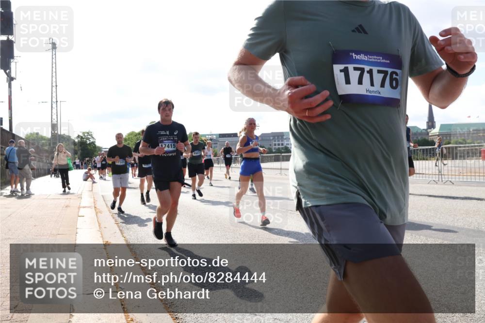 29.06.2025 - hella hamburg halbmarathon Lena Gebhardt http://msf.ph/oto/8284444 29.06.2025 09:58:18 Lombardsbrücke 17415, 17321, 6897, 4903, 17176, 1034, 1179, 1190, 1258, 1285, 1320, 1321, 1335, 1815, 1870, 2029, 2034, 2070, 2138, 2397, 2417, 2448, 2518, 2612, 2636, 2656, 2711, 3041, 3058, 3091, 3097, 3114, 3251, 3819, 3859, 4152, 4814, 4903, 5093, 5259, 5378, 5672, 5721, 5775, 5894, 6164, 6272, 6355, 6356, 6433, 6569, 6580, 6592, 6628, 6754, 6776, 6897, 7065, 7409, 7478, 7509, 7646, 7724, 7856, 7896, 7952, 7976, 8154, 8311, 8393, 8508, 8590, 8825, 9012, 9057, 9562, 9656, 10084 meine-sportfotos.de
