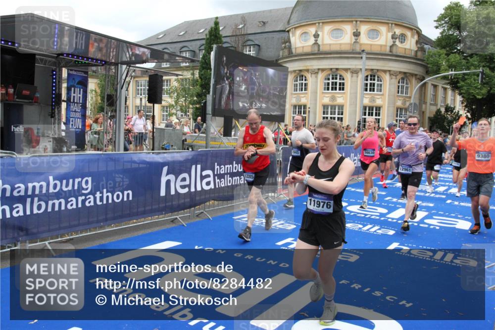 29.06.2025 - hella hamburg halbmarathon Michael Strokosch http://msf.ph/oto/8284482 29.06.2025 10:55:12 Ziel 1549, 1628, 2119, 2448, 3041, 3791, 3945, 4903, 6355, 8691, 9060, 9361, 9380, 10191, 10192, 10582, 11333, 11747, 11976, 12248, 12961, 13297, 14834, 14948, 15854, 16108, 16630, 17803, 17842, 18031, 18966 meine-sportfotos.de