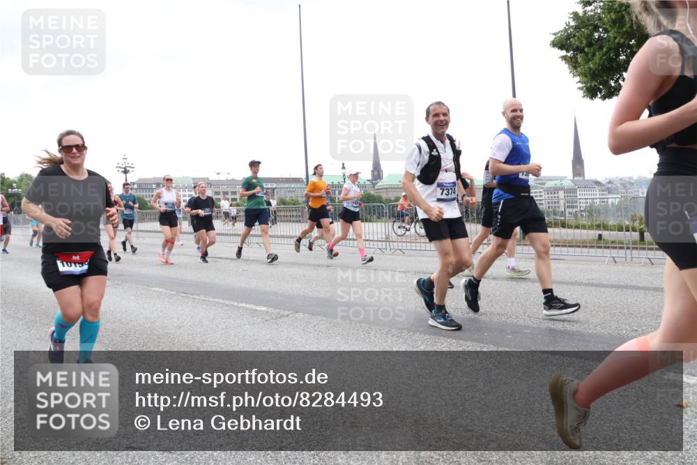 29.06.2025 - hella hamburg halbmarathon Lena Gebhardt http://msf.ph/oto/8284493 29.06.2025 10:46:34 Lombardsbrücke 1363, 1371, 1375, 1429, 1465, 1532, 1608, 1837, 1999, 2162, 2320, 2423, 2500, 2697, 2773, 2813, 2951, 3277, 3406, 3407, 3410, 3469, 3734, 3823, 4119, 4202, 4296, 4342, 4355, 4448, 4604, 5697, 5700, 5854, 6068, 6124, 6161, 6392, 6740, 7303, 7364, 7368, 7374, 7412, 7767, 7827, 7960, 7983, 8047, 8477, 8551, 8553, 8700, 9129, 9337, 9445, 9691, 10153, 10230, 11361, 11876, 11910, 12298, 12333, 12507, 12522, 13969, 14261, 15852, 16882, 16987 meine-sportfotos.de