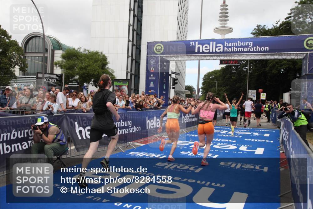 29.06.2025 - hella hamburg halbmarathon Michael Strokosch http://msf.ph/oto/8284558 29.06.2025 11:13:24 Ziel 1795, 3138, 4641, 6317, 9075, 9881, 10608, 10844, 11344, 11345, 11595, 12653, 15051, 15571, 16441, 17030, 17453, 17721, 18252 meine-sportfotos.de