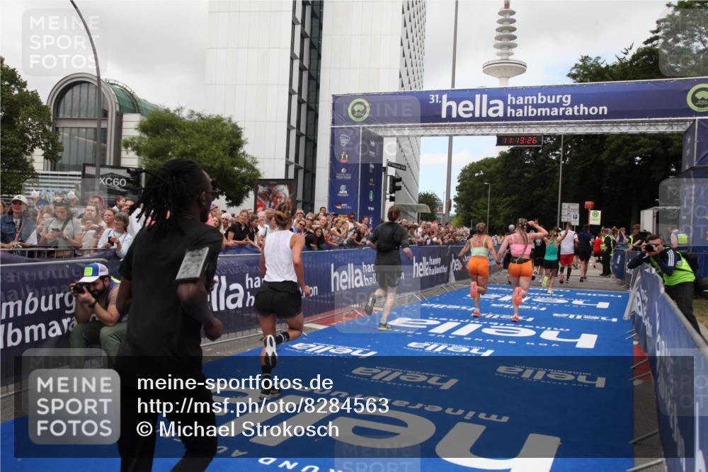 29.06.2025 - hella hamburg halbmarathon Michael Strokosch http://msf.ph/oto/8284563 29.06.2025 11:13:25 Ziel 1795, 3138, 6317, 9075, 9881, 10608, 11344, 11345, 11595, 12653, 15571, 16441, 17030, 17453, 17721, 18252 meine-sportfotos.de