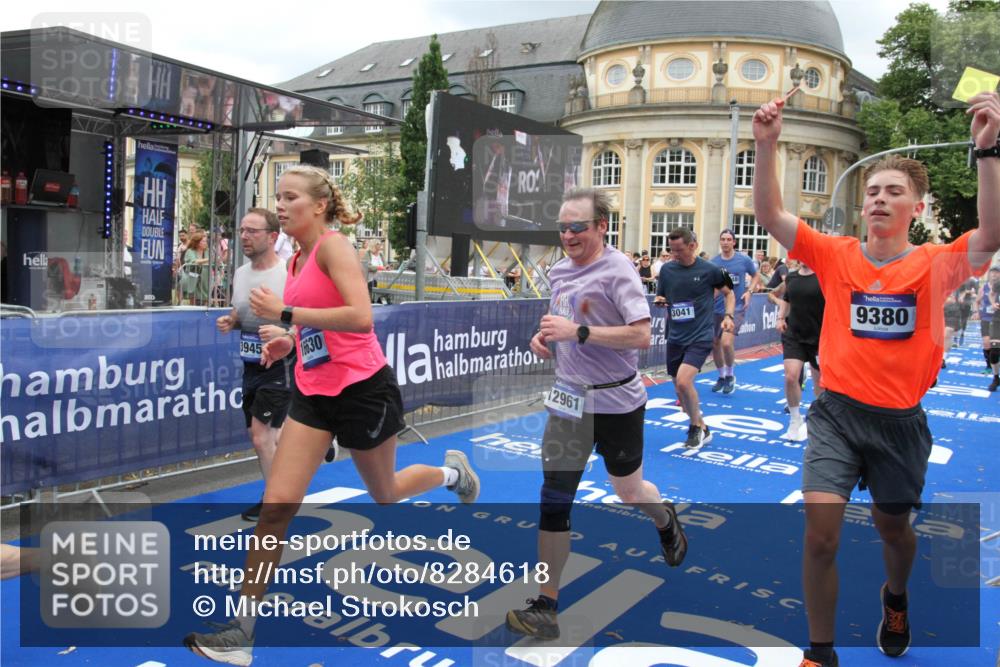 29.06.2025 - hella hamburg halbmarathon Michael Strokosch http://msf.ph/oto/8284618 29.06.2025 10:55:13 Ziel 1549, 1628, 2119, 2448, 3041, 3945, 4903, 6355, 8691, 8973, 9361, 9380, 10188, 10191, 10192, 10582, 11747, 11976, 12248, 12961, 14834, 14948, 15854, 16108, 16630, 17842, 18031, 18966 meine-sportfotos.de
