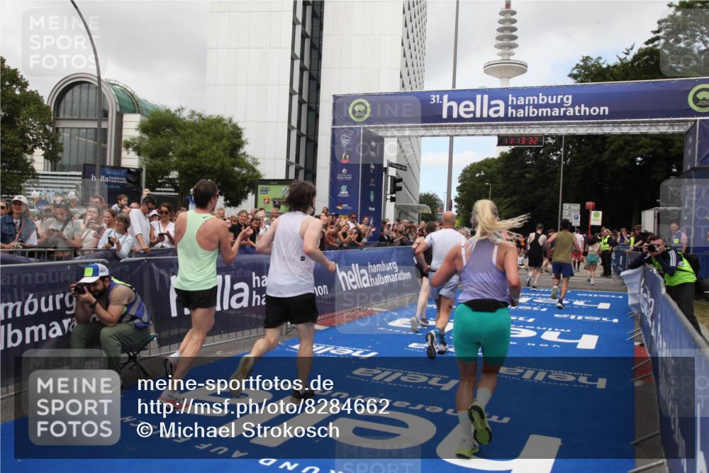 29.06.2025 - hella hamburg halbmarathon Michael Strokosch http://msf.ph/oto/8284662 29.06.2025 11:13:31 Ziel 1795, 2427, 3156, 3484, 4495, 5719, 6317, 8614, 10608, 11595, 11598, 12653, 16241, 16441, 17721, 18252 meine-sportfotos.de