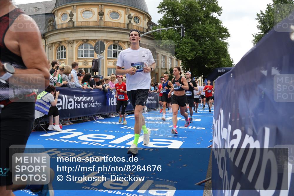29.06.2025 - hella hamburg halbmarathon Strokosch-Dieckow http://msf.ph/oto/8284676 29.06.2025 10:47:28 Ziel 51, 1012, 1070, 1320, 1592, 1696, 2274, 2284, 2839, 2869, 2953, 3304, 5532, 5650, 5889, 6009, 8023, 8234, 8693, 8852, 8927, 9305, 10423, 10969, 11021, 11077, 11491, 12870, 13223, 13303, 14619, 15350, 15451, 15479, 15923, 16089, 16819, 17846, 17905, 18104, 18758, 18974, 19181 meine-sportfotos.de